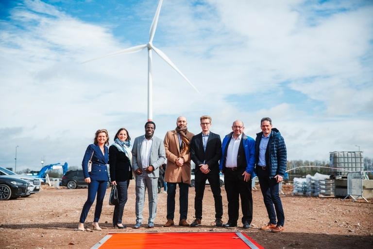 La pose du premier pilier de l'usine à tournai